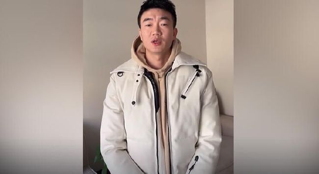 她是个不折不扣风骚女子