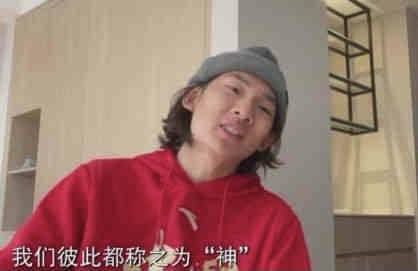 他扒开内裤把舌头进去添